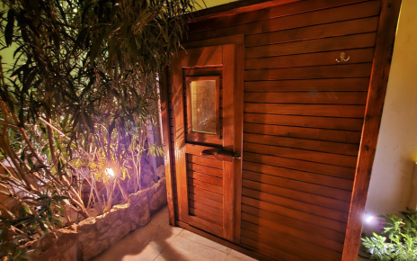 En la sauna por la noche